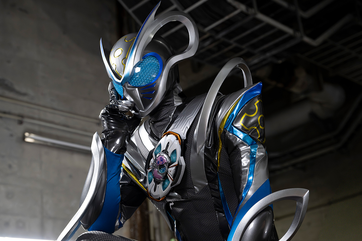 胸のマイスドライバーに手を添える仮面ライダーマイス