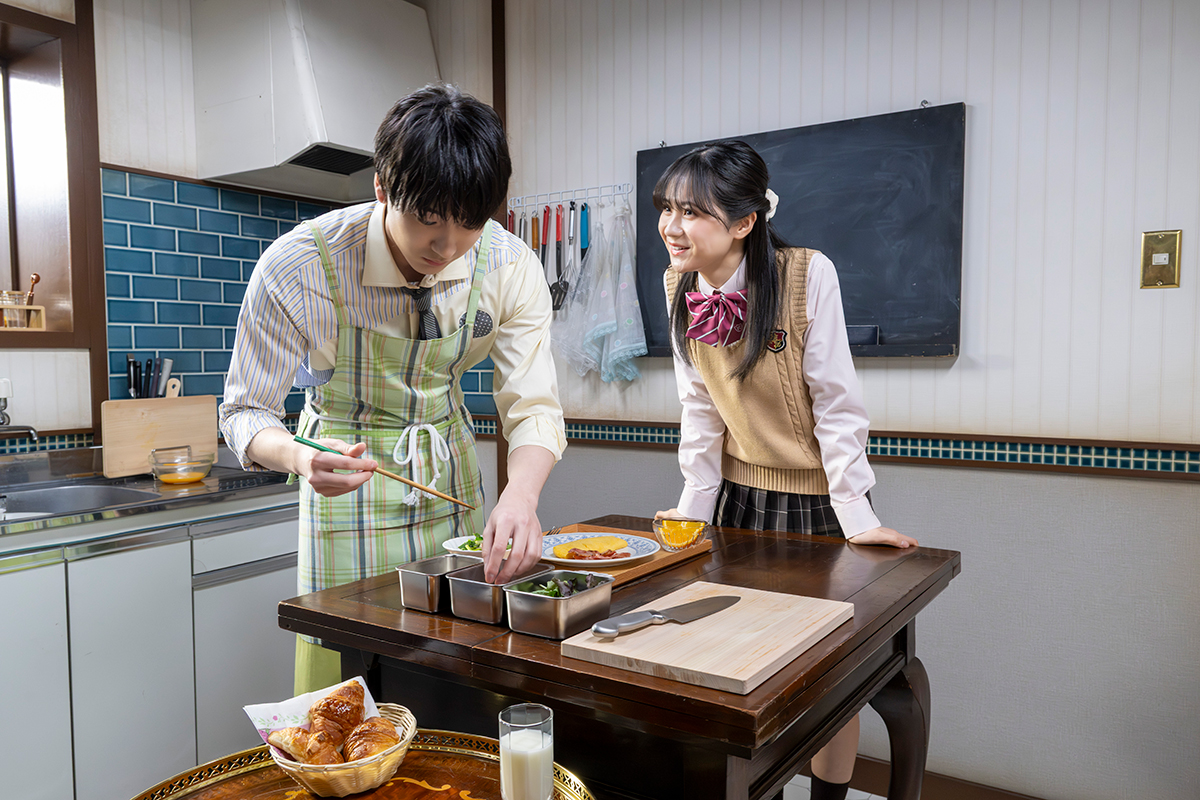 食事を用意する音澄宙と話しかける瑞生優菜