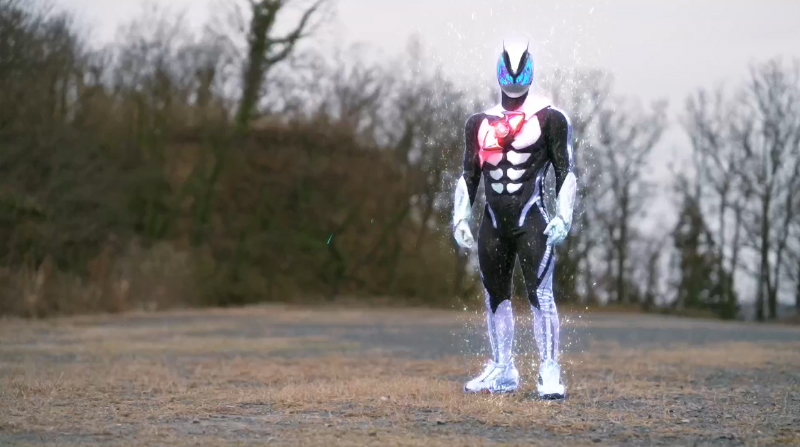 最終決戦後に立つ仮面ライダーゼッツ
